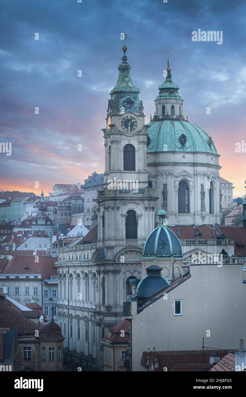 Église Saint-Nicolas à Mala Strana (Kostel sv.Mikulase) à Prague, République tchèque.Cathédrale dans la vieille ville Banque D'Images