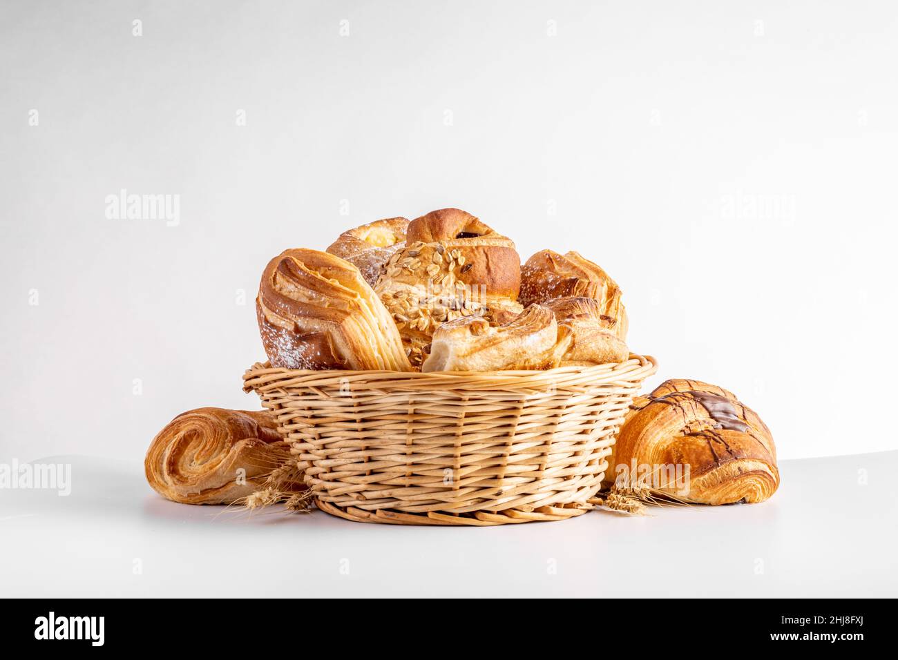 Produits de boulangerie faits maison avec sucre en poudre sur la vue du dessus et blé Banque D'Images