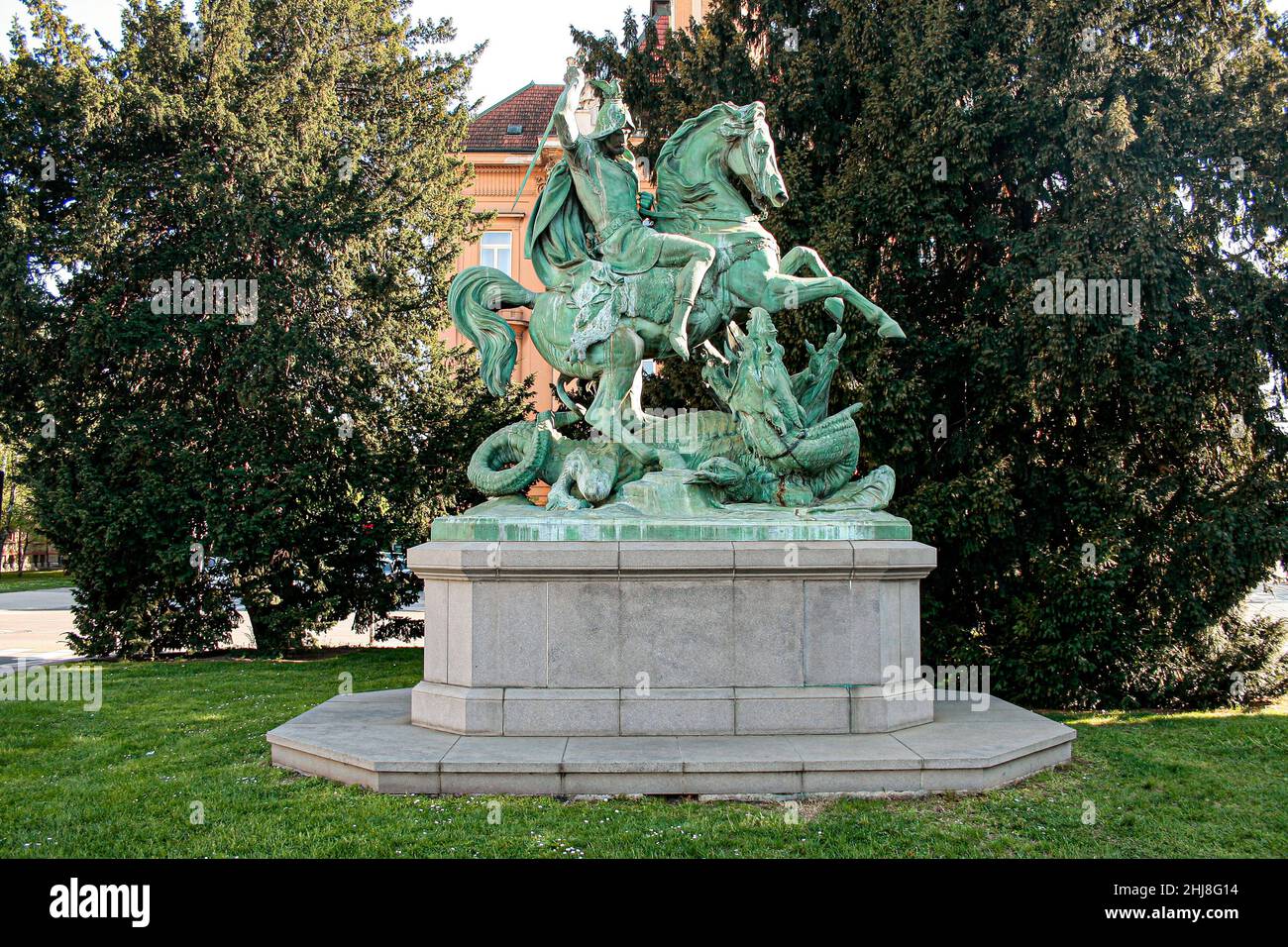 Zagreb, Croatie, Republika Hrvatska, Europe.Statue de Saint-Georges tuant le dragon par Anton Dominik Fernkorn, situé dans le coin sud-ouest de la place de la République de Croatie (Trg Republike Hrvatske) a été fait en 1853 à Vienne. Banque D'Images
