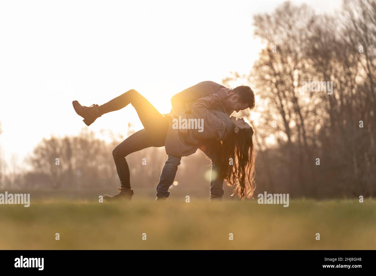 Jeunes couples hétérosexuels dansant et jouant dans un parc le jour de la Saint-Valentin Banque D'Images