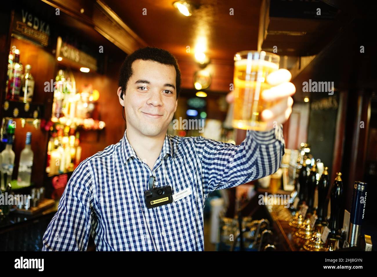 Calvin Mitchell, directeur de pub, détient une demi-pinte de Peroni, qui était le tipple préféré de Barry Cryer à la Lune et Sixpence à Harrow, dans le nord de Londres, qui était fréquenté par l'écrivain et interprète humoristique vétéran qui est décédé à l'âge de 86 ans.Date de la photo: Jeudi 27 janvier 2022. Banque D'Images