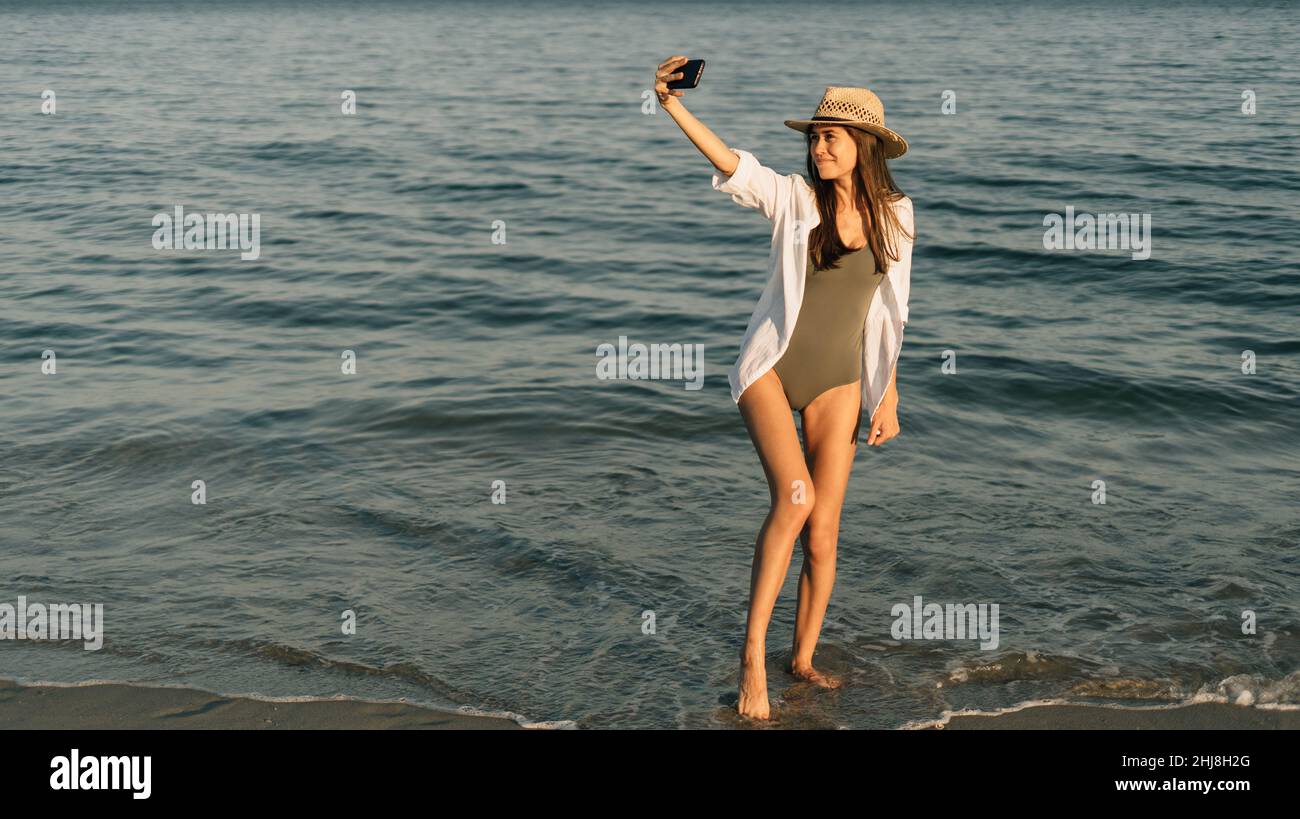 au-dessus de la plage en plein air le jour de l'été coucher de soleil le soir pendant les vacances sur une plage tropicale. Banque D'Images