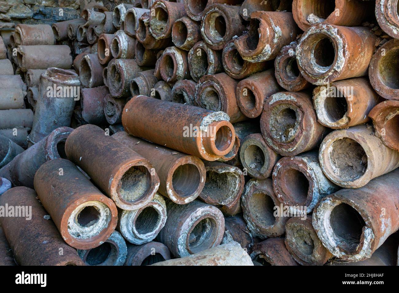Grand groupe de pipes de tuiles utilisées dans la ville antique d'Éphèse à Selcuk dans la province d'Izmir, en Turquie. Banque D'Images