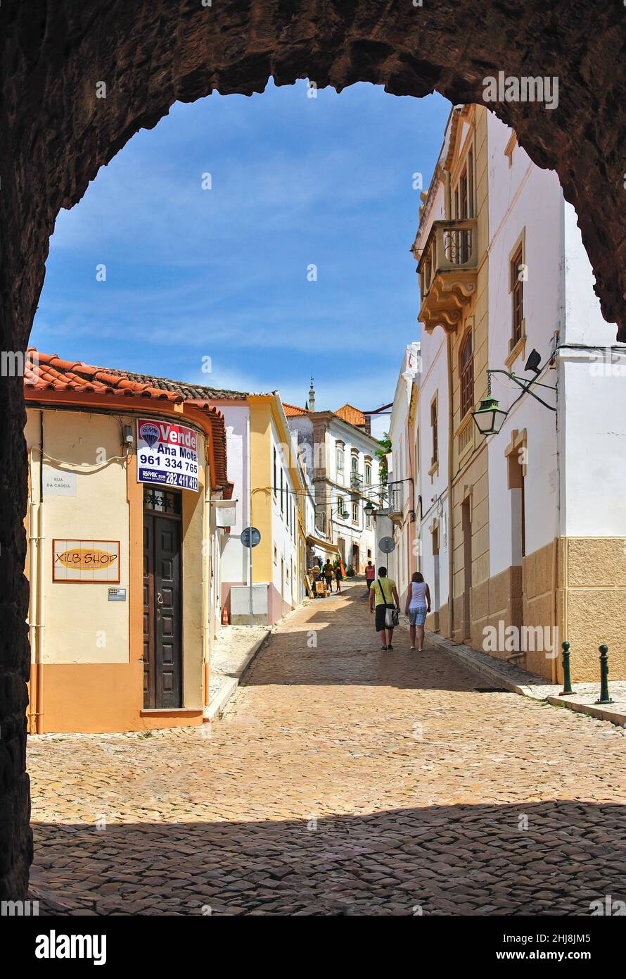 Scène de rue à travers la porte de ville, Silves, région de l'Algarve, Portugal Banque D'Images