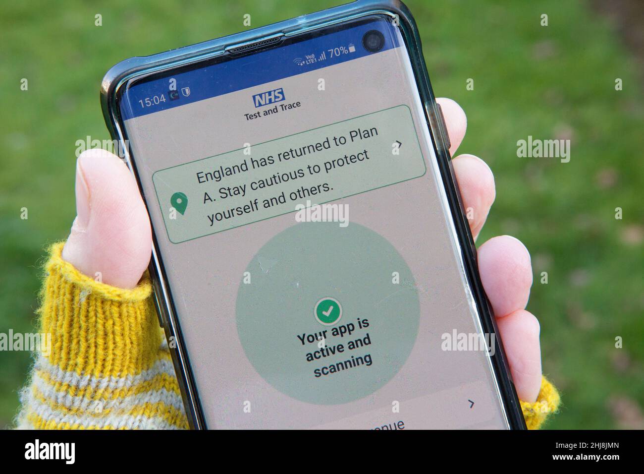 Londres, Royaume-Uni, 27 janvier 2022 : l'application NHS Test and Trace affiche une notification sur un téléphone mobile indiquant au propriétaire que l'Angleterre a adopté une politique de Covid.« soyez prudent pour vous protéger et protéger les autres », est le message.Bien que le gouvernement affirme maintenant que les masques faciaux ne sont pas nécessaires dans les espaces publics, de nombreux magasins demandent aux gens qu'ils continuent du faire pour assurer la sécurité du personnel.Anna Watson/Alay Live News Banque D'Images