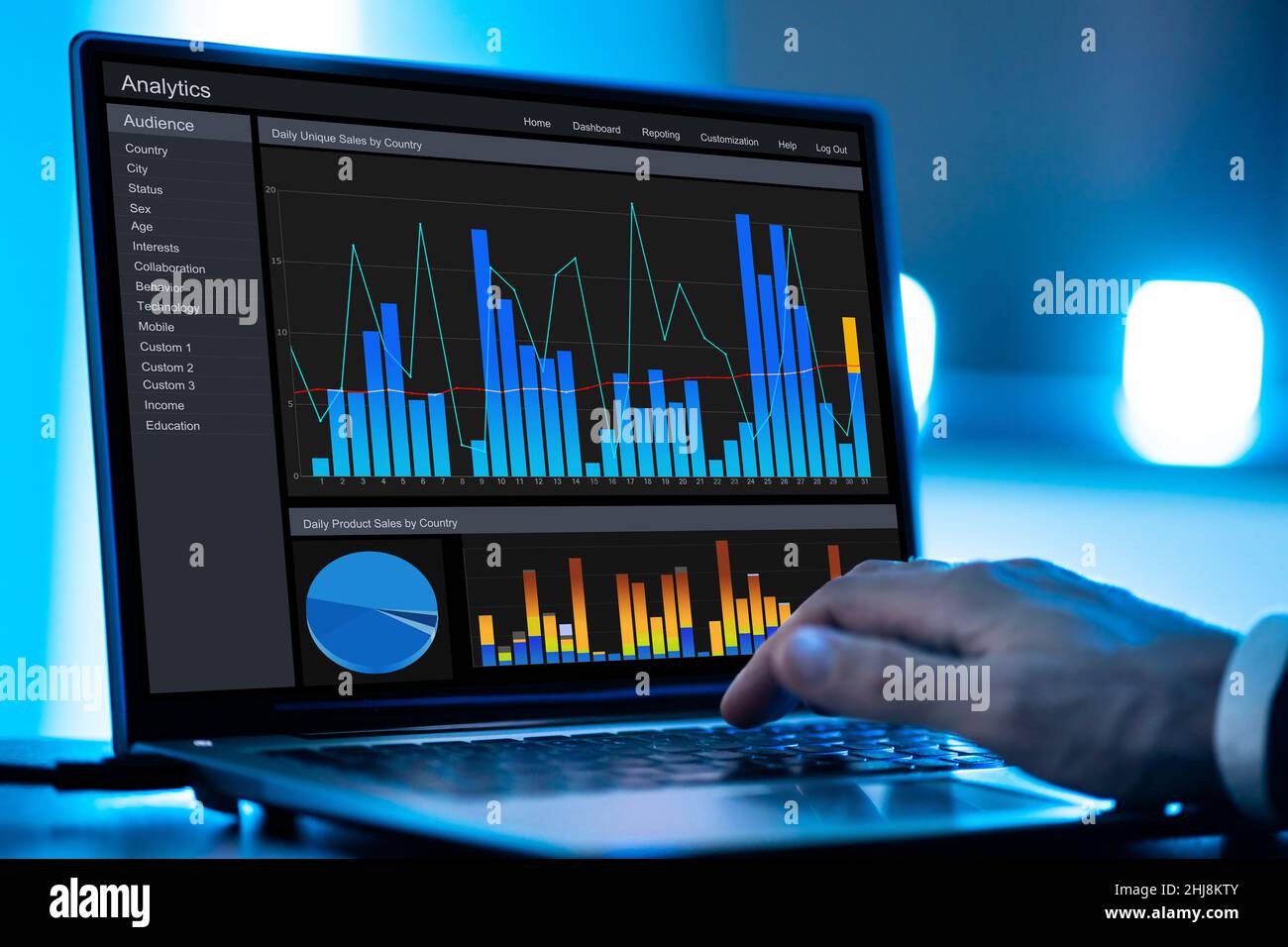 Tableau de bord analytique prédictive des données KPI.Homme utilisant Desktop Banque D'Images