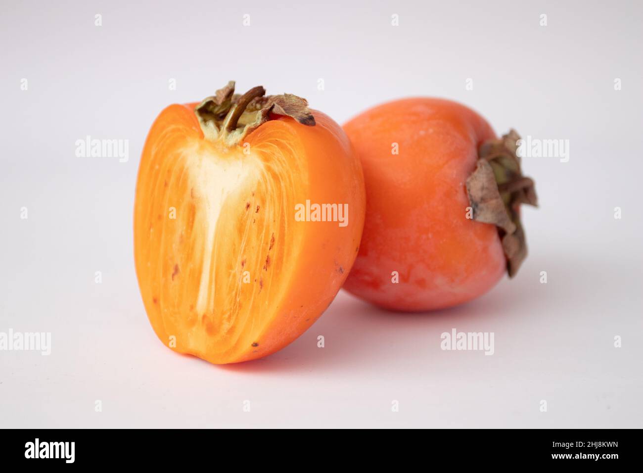 Persimmons frais isolés sur fond blanc Banque D'Images