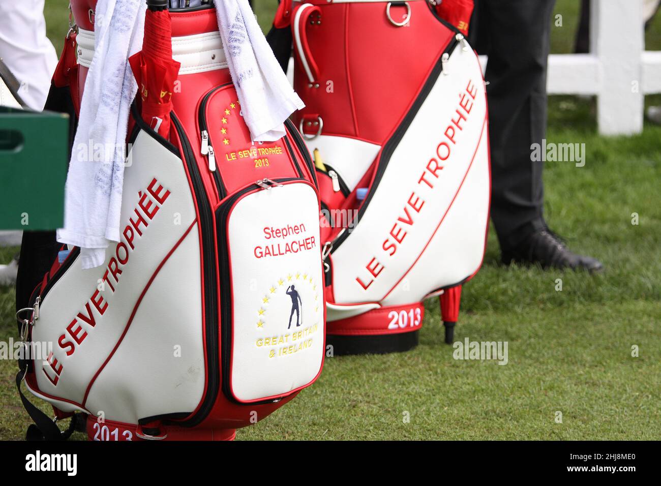 SAINT nom LA BRETECHE, FRANCE, 4 OCTOBRE 2013 : cadies et sacs de golf au trophée Sevriano Ballesteros 2013 Banque D'Images