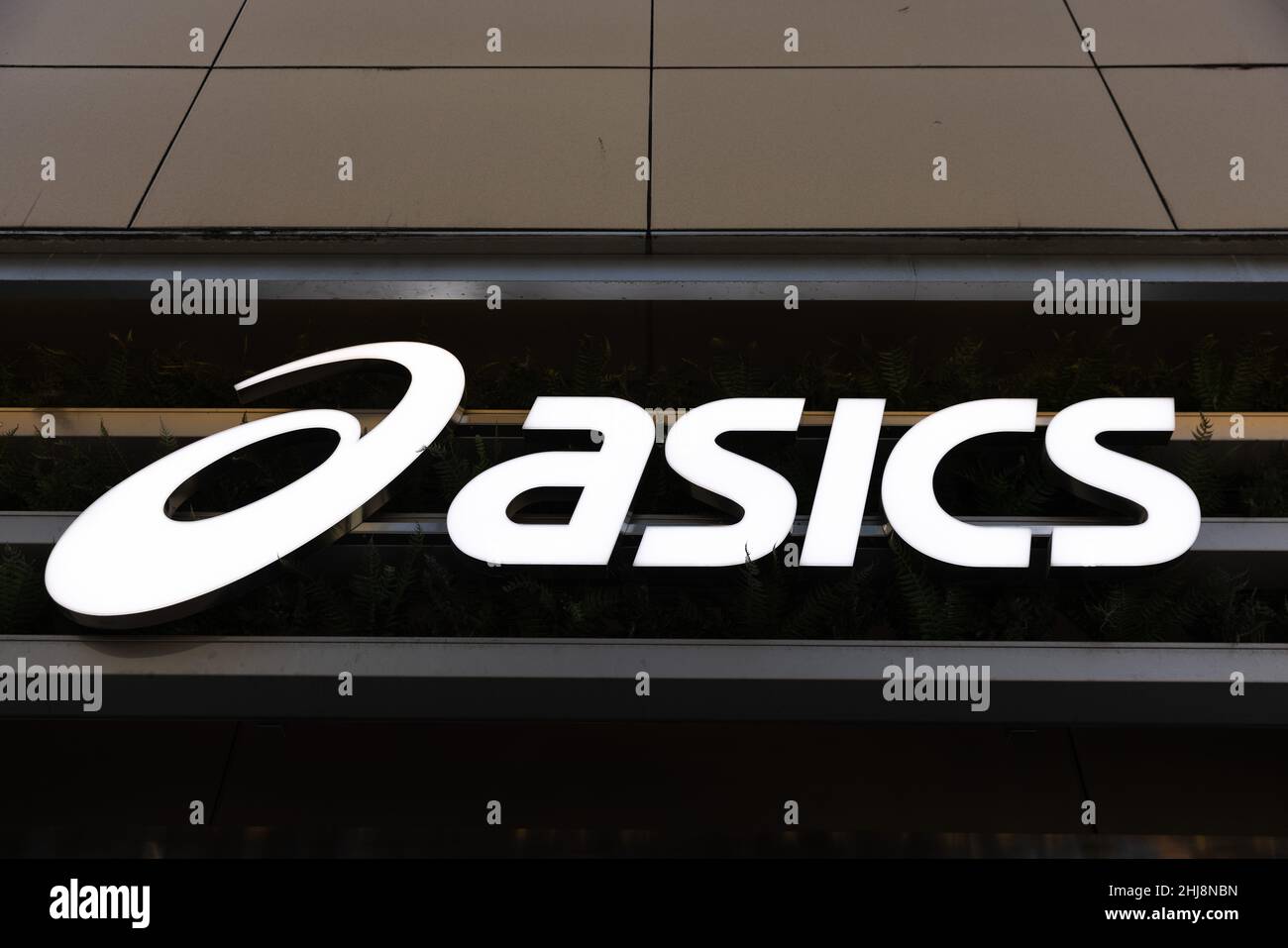 Tokyo, Japon.27th janvier 2022.La marque japonaise multinationale de vêtements de sport, le logo Asics et le magasin vu à Ginza, Tokyo.Crédit : SOPA Images Limited/Alamy Live News Banque D'Images