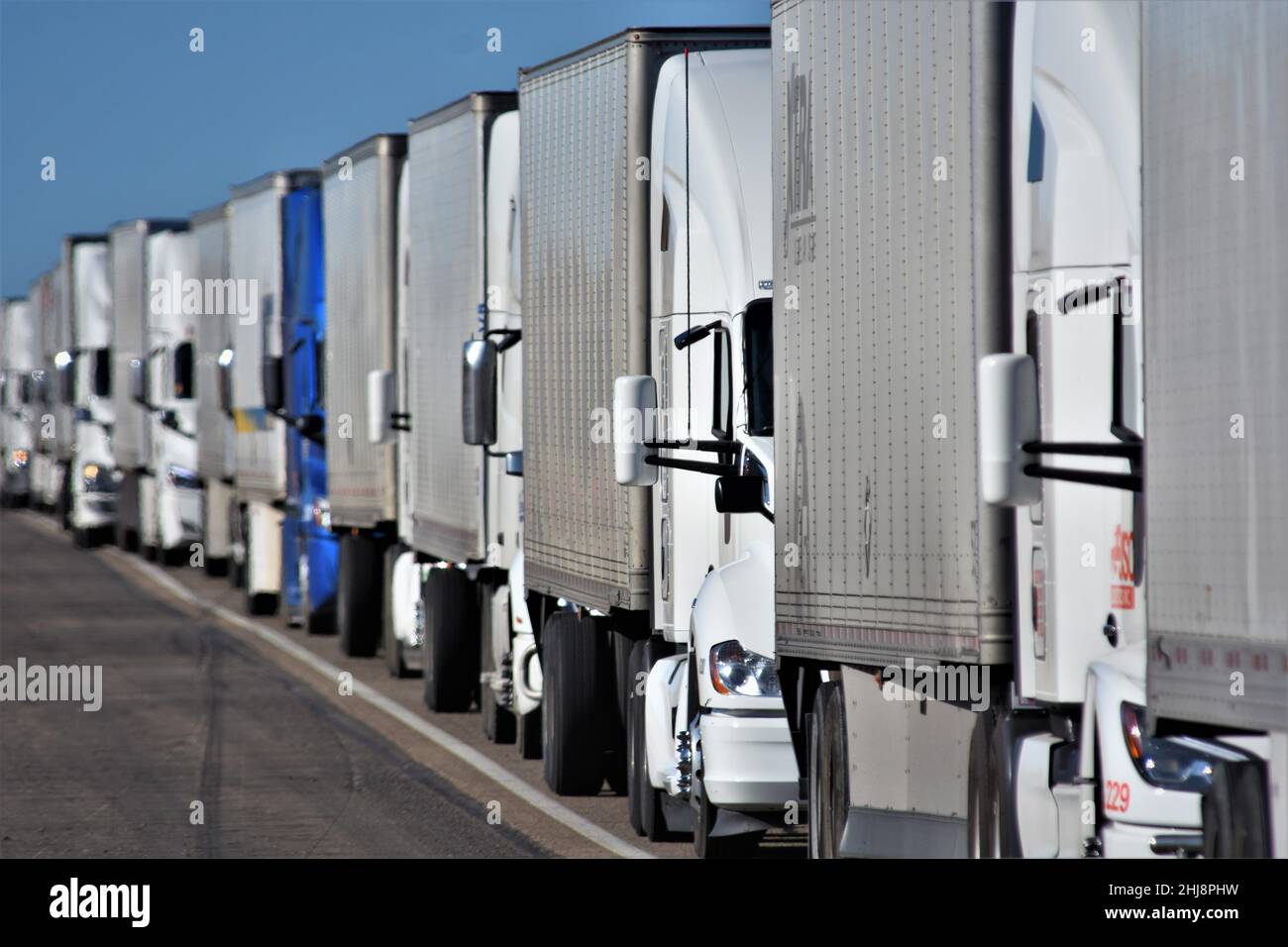 Ligne de camion à 18 roues toronné, et quelques voitures, sur l'I-40 en direction de l'est pendant les constructions et les réparations - semaine avant Noël pendant Covid Banque D'Images