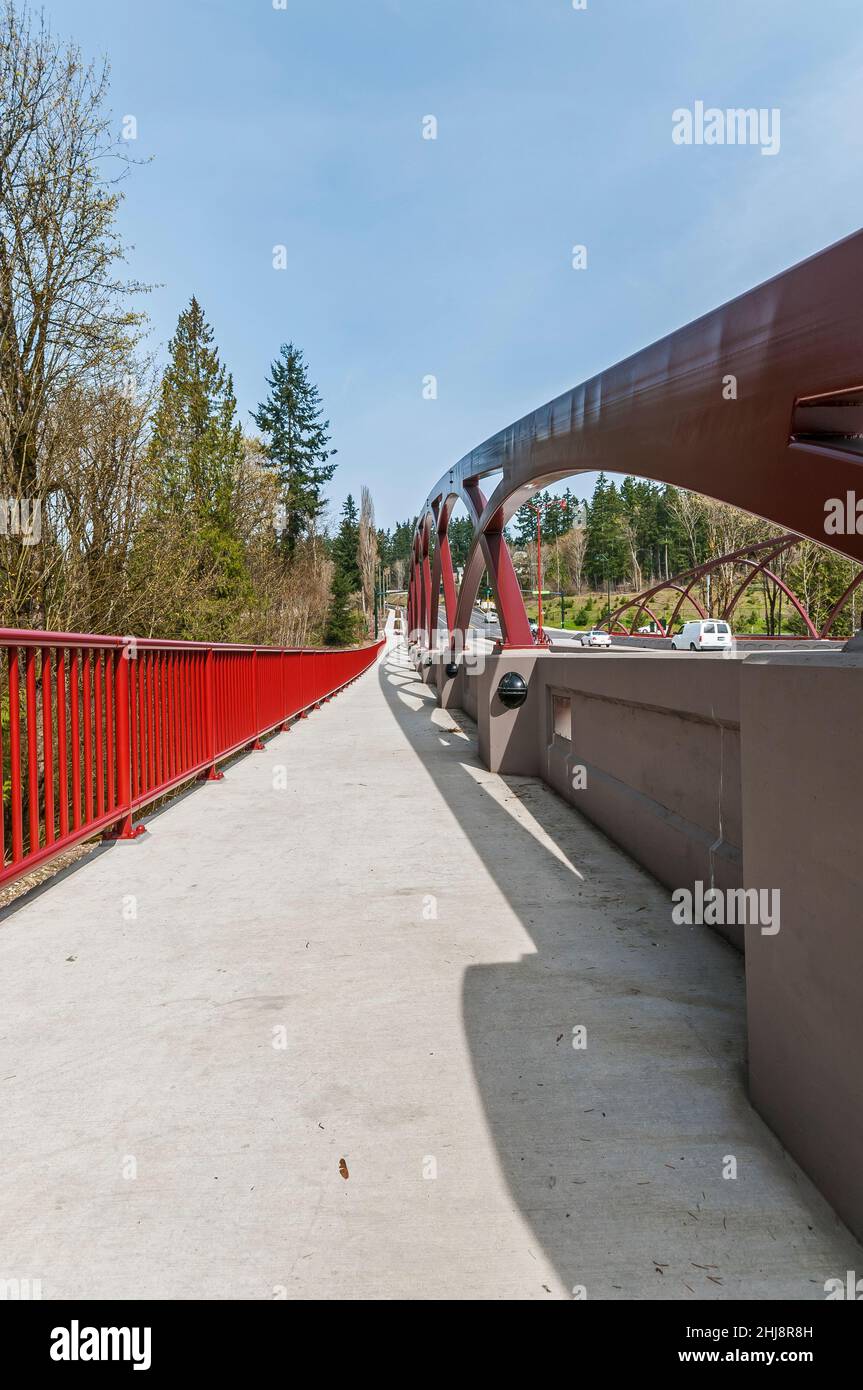 Le trottoir et les arches artistiques montrant comment ils sont fixés aux barrières en béton sur le pont May Creek à Newcastle, Washington. Banque D'Images