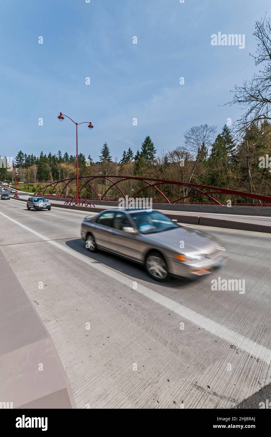 Circulation de véhicules sur le pont de May Creek à Newcastle, Washington. Banque D'Images