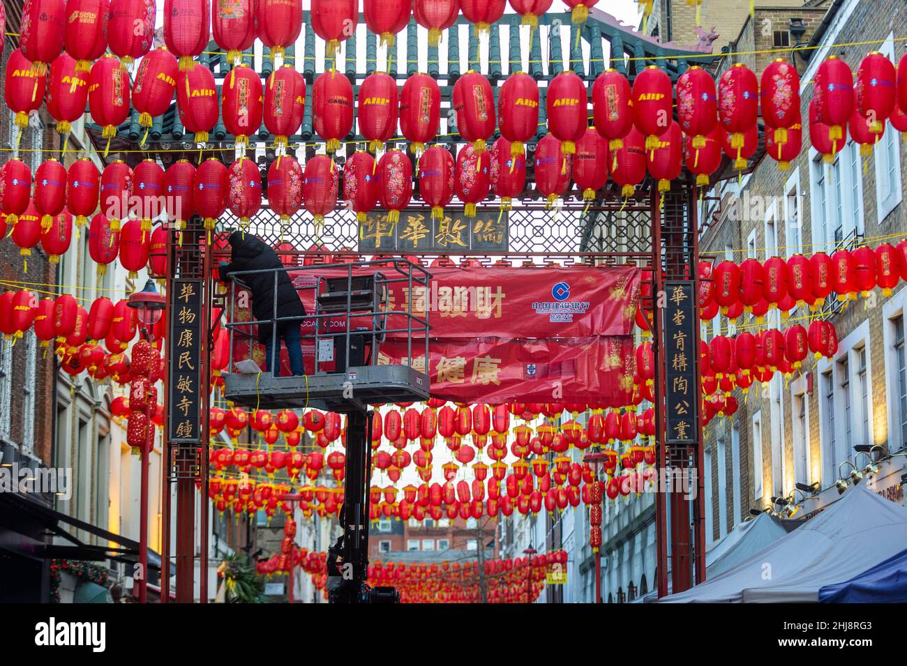 Londres, Royaume-Uni.27 janvier 2022.Un ouvrier sur un préparateur de cerises met des panneaux sur l'une des portes principales de Chinatown avant le nouvel an chinois (le texte est Kung Hei Fat Choy, ou Happy New Year).L'année du tigre commence officiellement le 1 février.Les festivités dans le quartier chinois sont réduites cette année à la pandémie.Credit: Stephen Chung / Alamy Live News Banque D'Images