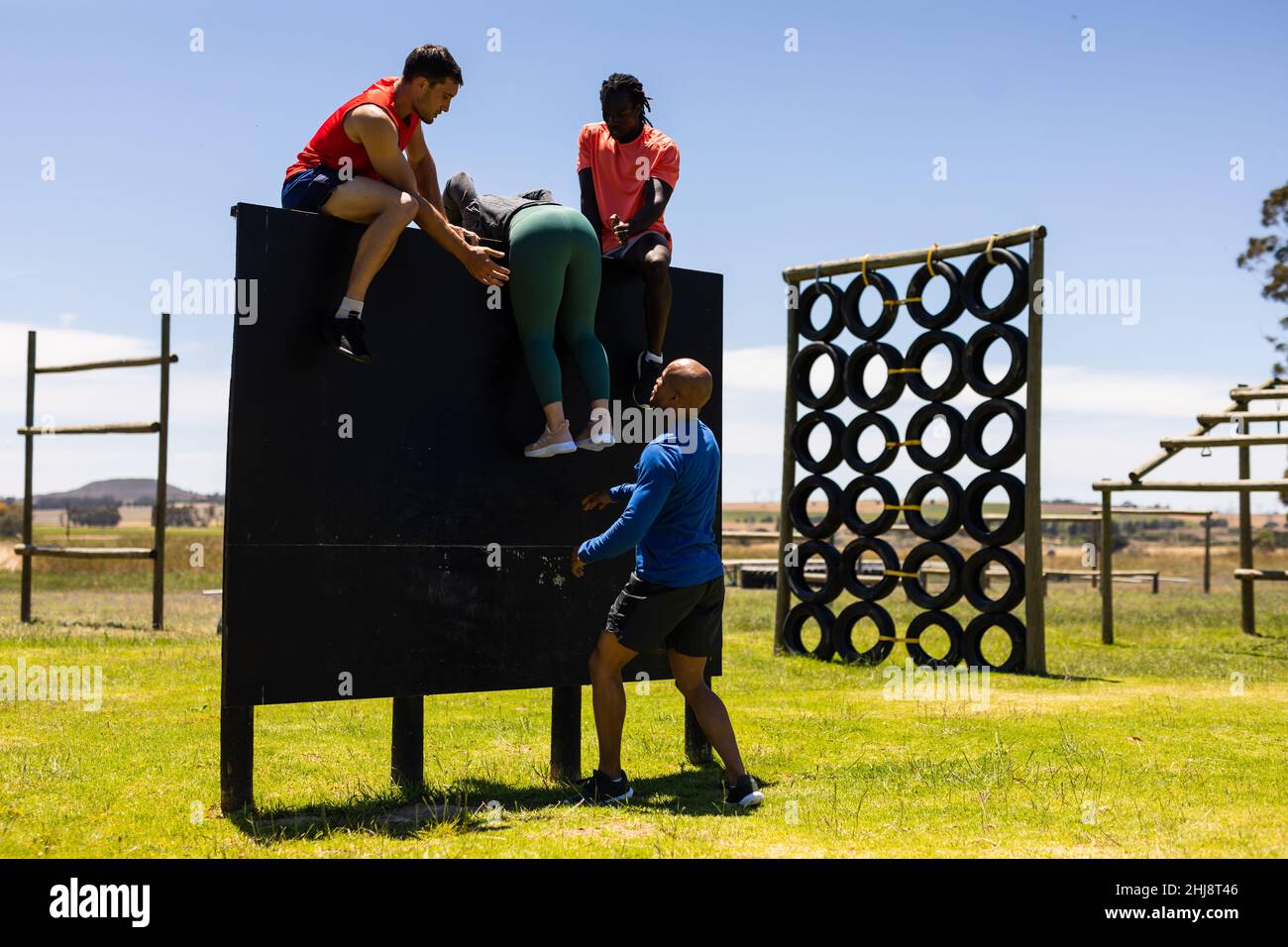 Groupe d'hommes et de femmes monter un mur en bois au camp de chaussures Banque D'Images
