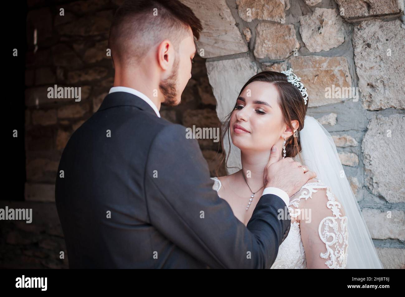 La mariée et le marié embrassent et embrassent avec la toile de fond d