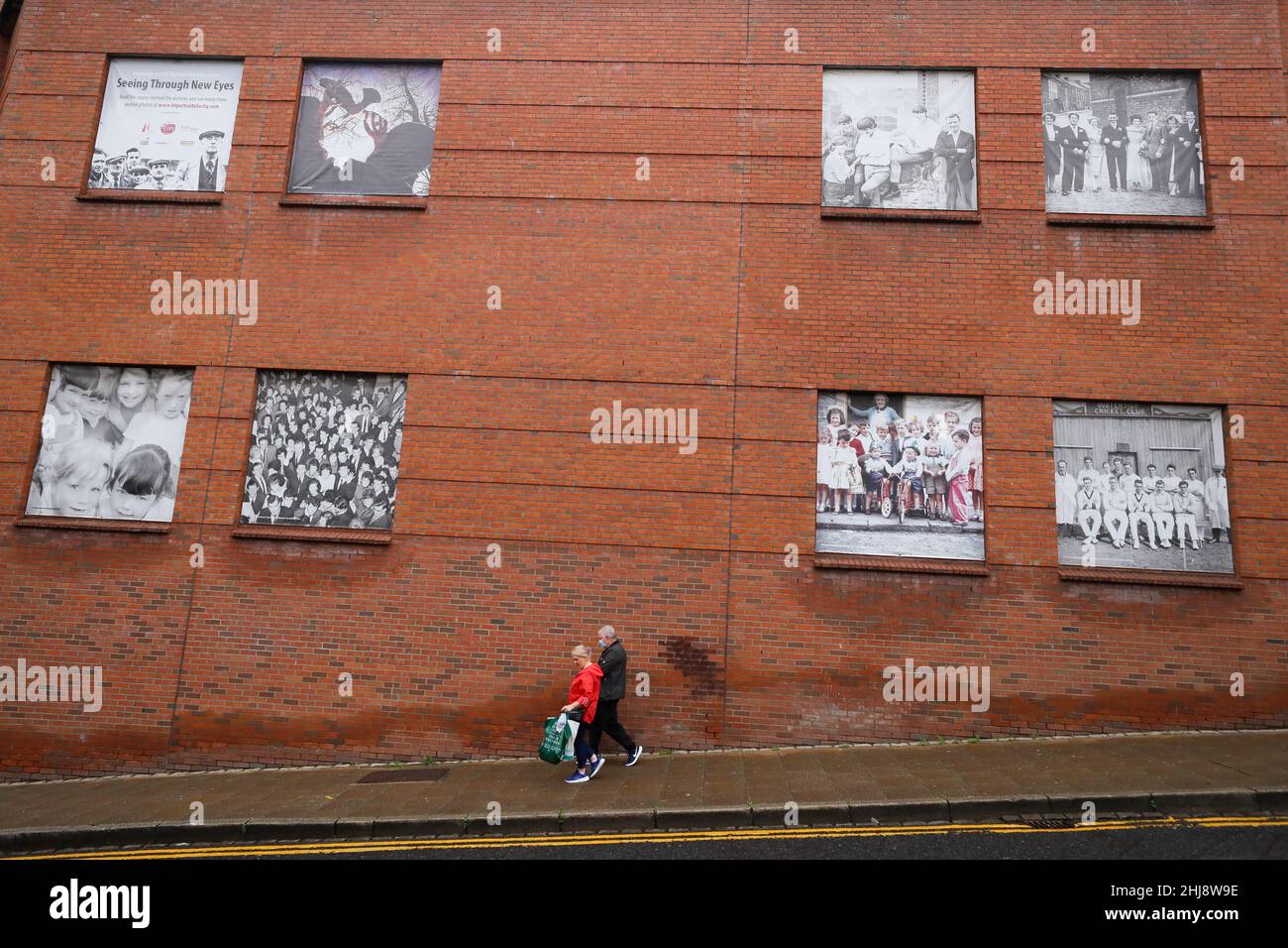 Un quartier commerçant à côté des murs de Derry City, en Irlande du Nord. Banque D'Images