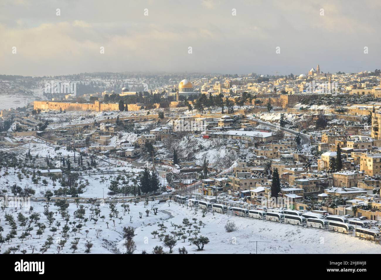 Horizon de Jérusalem couvert de neige.Vue du nord au sud vers la vieille ville enneigée de Jérusalem et Jérusalem-est.Jérusalem, Israël.Janvier 27th 2022.(Photo de Matan Golan/Sipa USA) crédit: SIPA USA/Alay Live News Banque D'Images