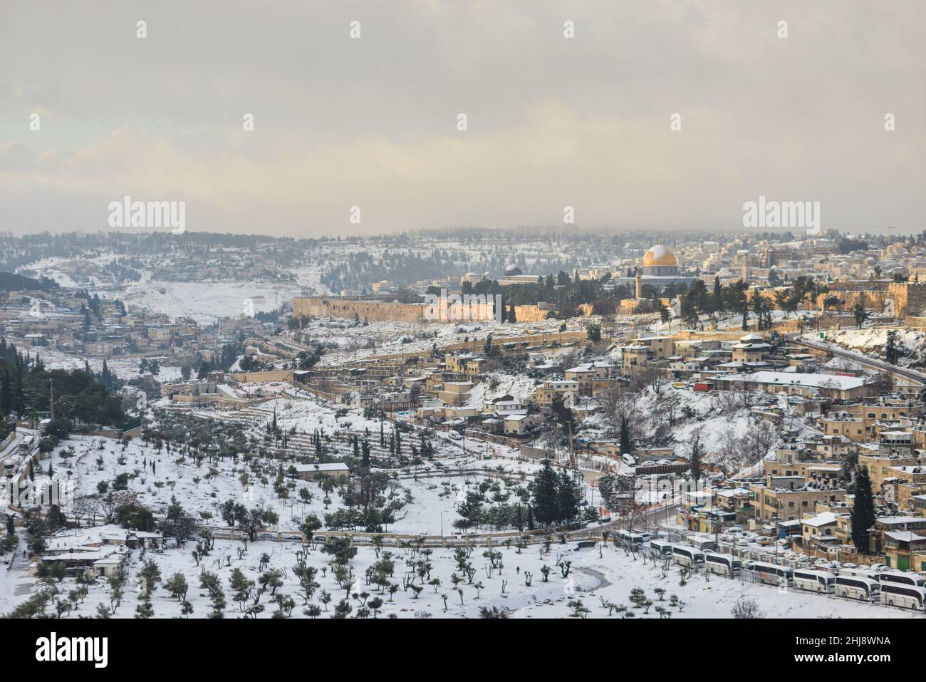 Horizon de Jérusalem couvert de neige.Vue du nord au sud vers la vieille ville enneigée de Jérusalem et Jérusalem-est.Jérusalem, Israël.Janvier 27th 2022.(Photo de Matan Golan/Sipa USA) crédit: SIPA USA/Alay Live News Banque D'Images