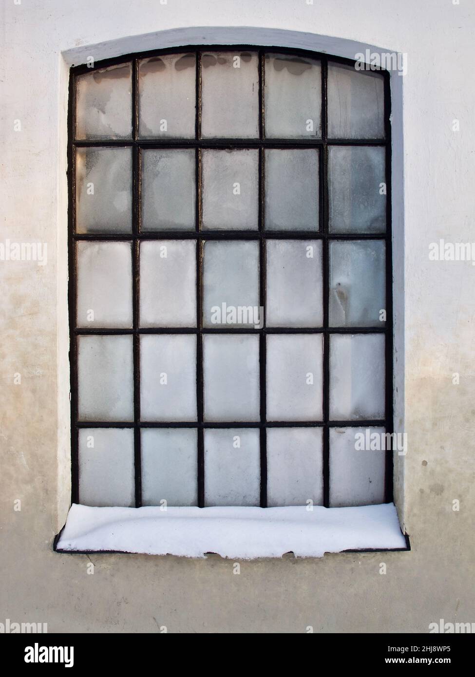 Vieille fenêtre à carreaux avec de petites fenêtres givrées en hiver. Banque D'Images