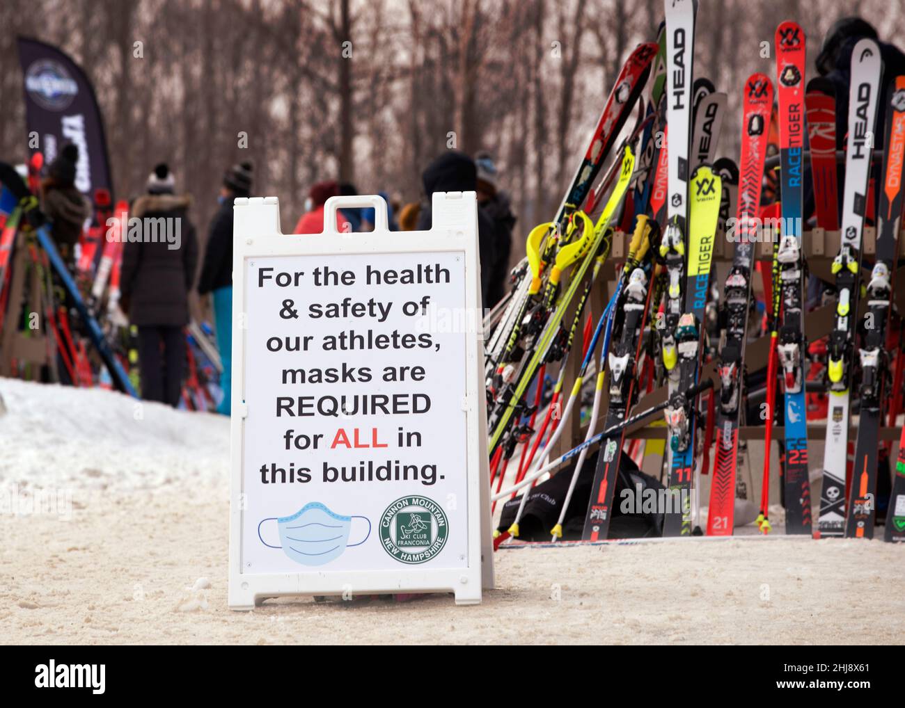 COVID-19 pendant la saison de ski 2021-22.Panneau à l'extérieur du club de ski de Franconia lors de la course de ski de slalom géant de la Macomber Cup 2022 à Cannon Mountain dans les White Mountains du New Hampshire 140 miles (225 km) au nord de Boston Massachusetts. Banque D'Images