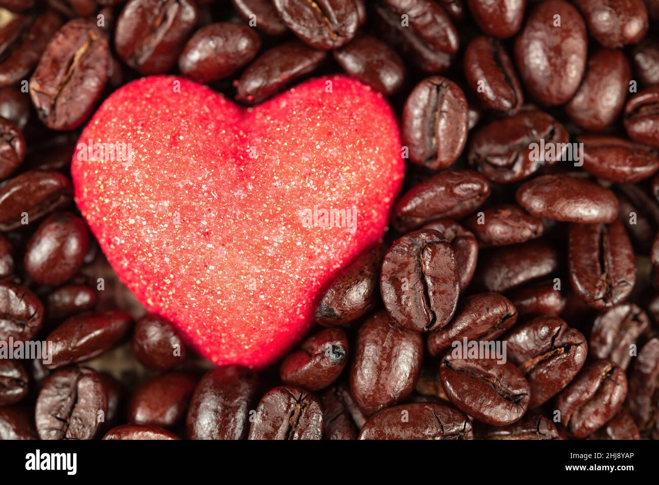 Grains de café torréfiés en forme de coeur au centre.Un concept d'alimentation saine. Banque D'Images