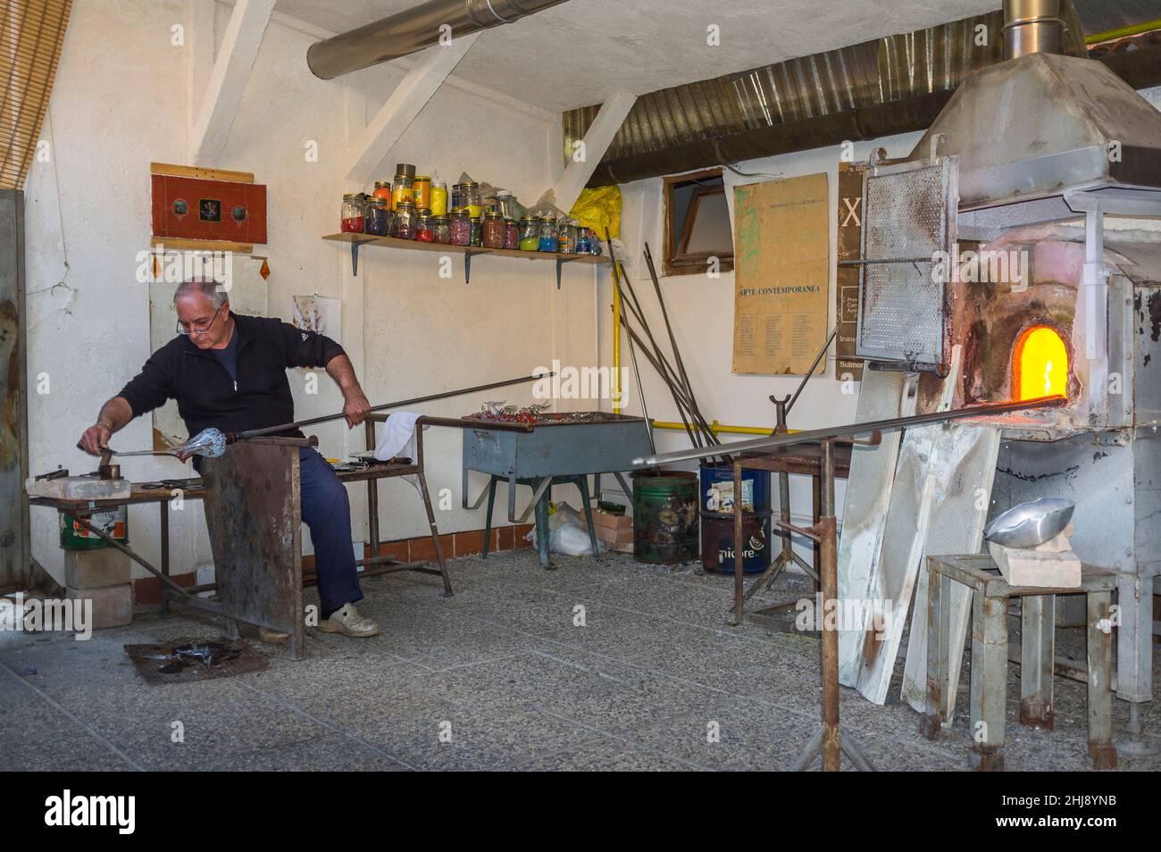 Murano, Italie - 2 novembre 2012 : maître verrier à l'œuvre dans son atelier.Murano est une série d'îles reliées par des ponts dans la lagune vénitienne Banque D'Images