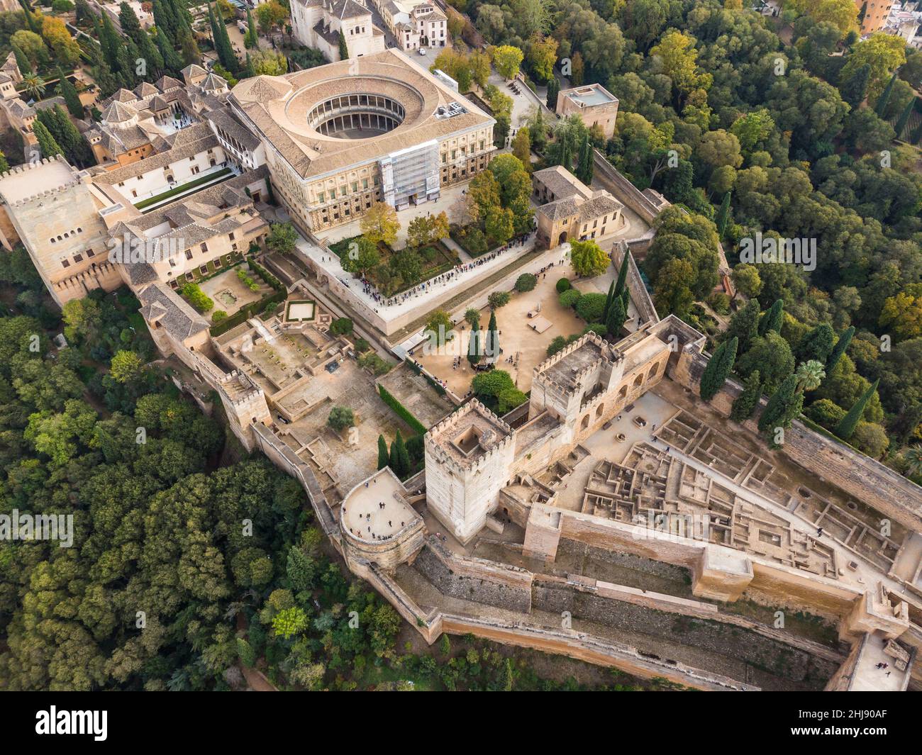 Vue aérienne spectaculaire de l'Alhambra avec les palais Charles Quint et Nasrides dans la vieille ville de Grenade, en Andalousie, dans le sud de l'Espagne. Banque D'Images