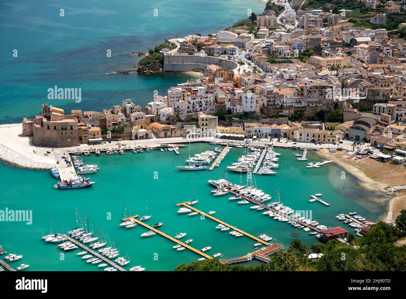 Vue panoramique d'en haut avec le port de plaisance et les plages de Castellammare del Golfo, province de Trapani, Sicile Banque D'Images
