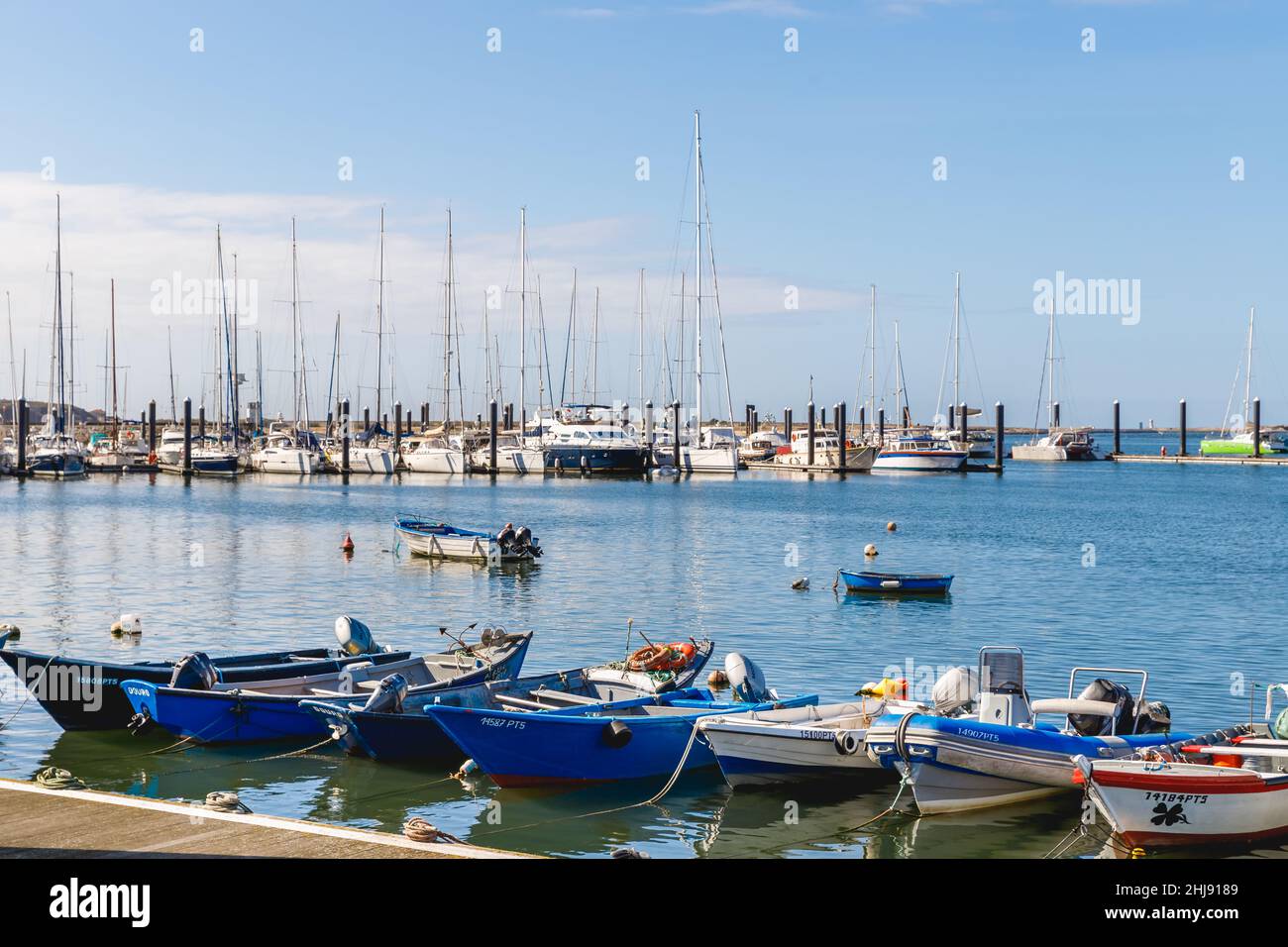 Porto, Portugal - 23 octobre 2020 : petits bateaux de pêche dans le port de  pêche d'Afurada, à la sortie de l'embouchure du Douro, le jour de l'automne  Photo Stock - Alamy