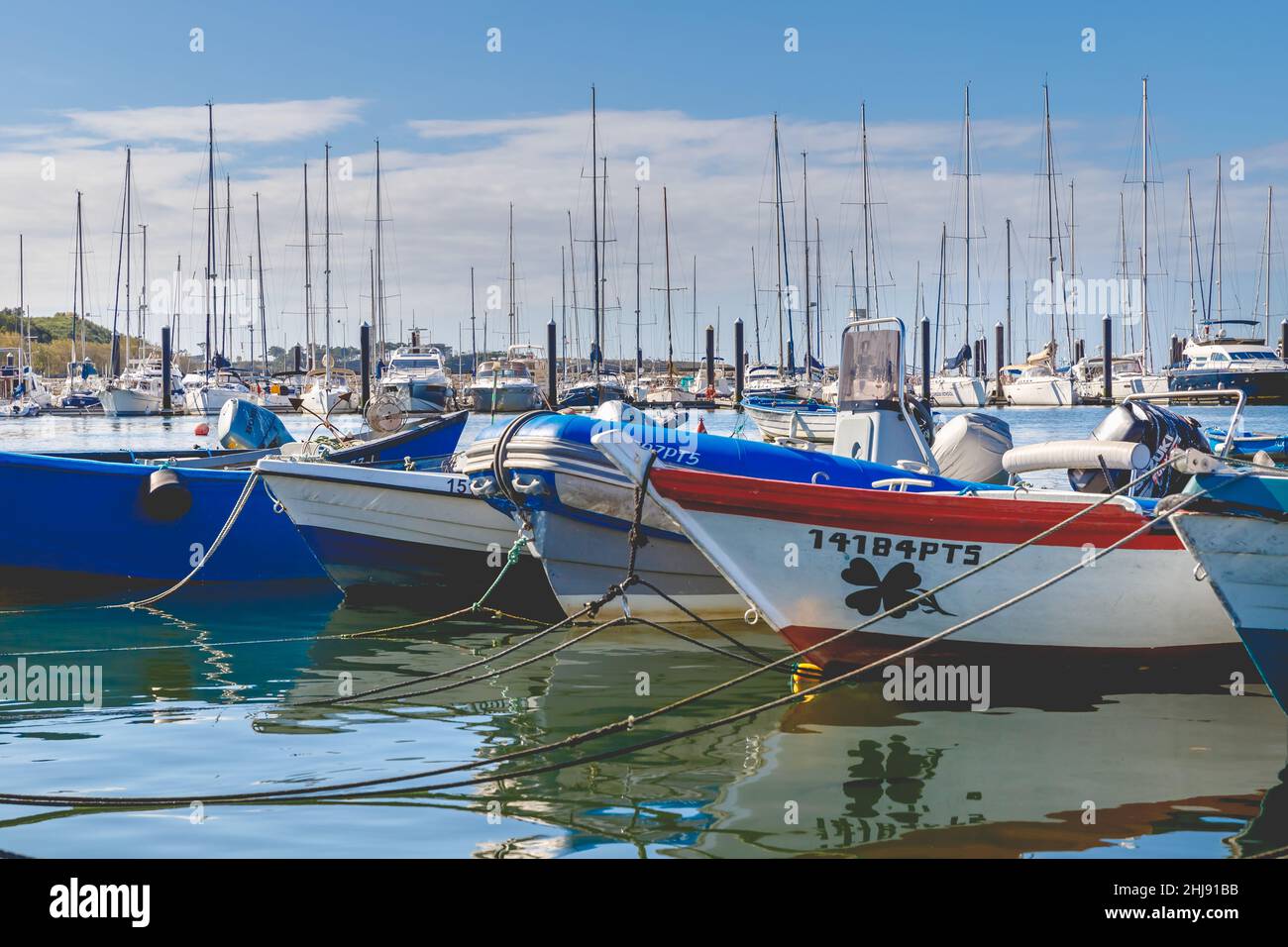 Porto, Portugal - 23 octobre 2020 : petits bateaux de pêche dans le port de  pêche d'Afurada, à la sortie de l'embouchure du Douro, le jour de l'automne  Photo Stock - Alamy