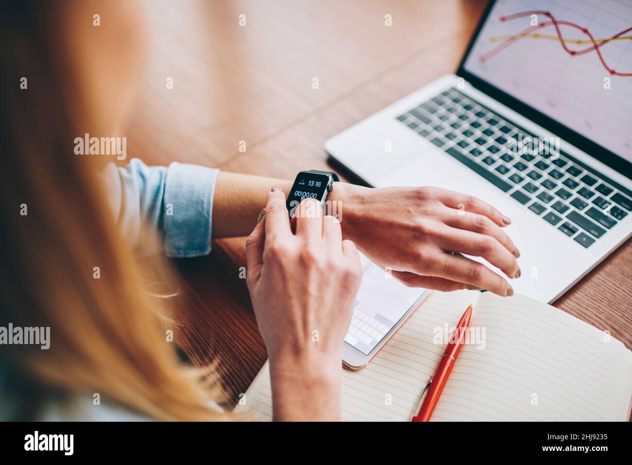 Femme réglant le minuteur sur la montre intelligente Banque D'Images