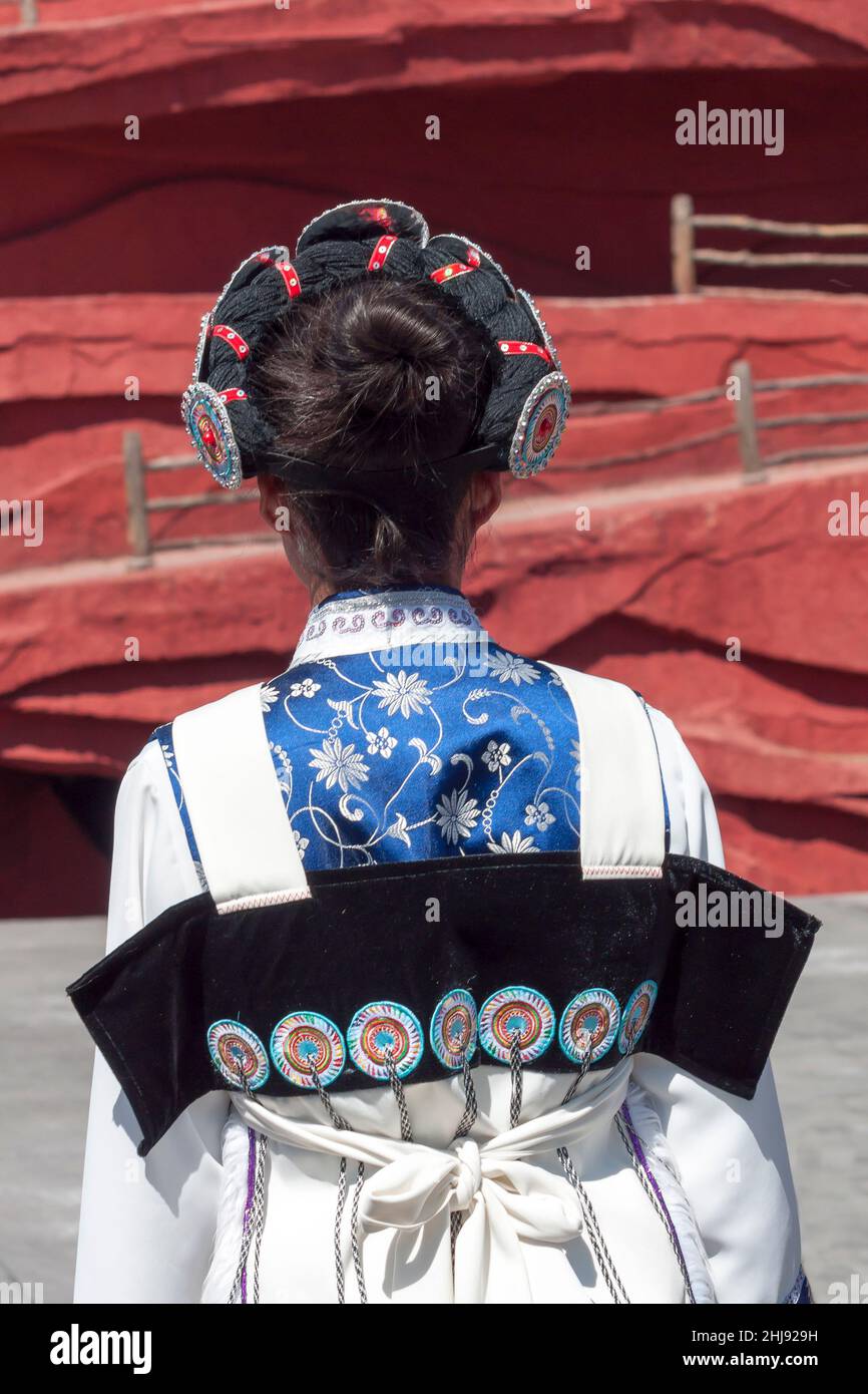 Lijiang, Yunnan, Chine - avril 2 2012 : la minorité ethnique des Naxi dans leurs costumes traditionnels. Banque D'Images