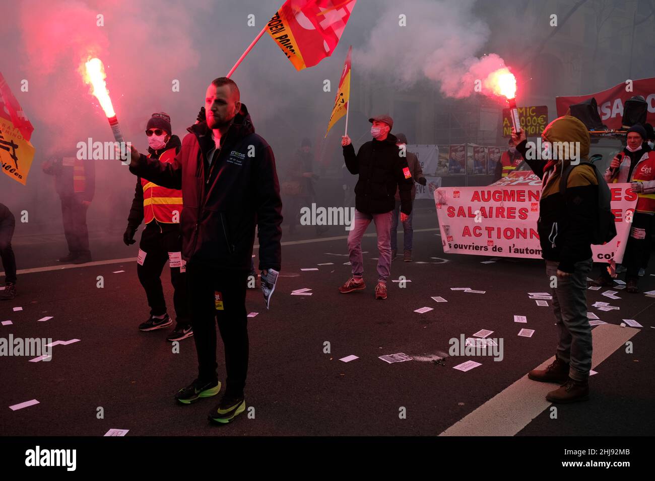 20000 personnes ont défilé entre bastille et bercy à Paris pour cette démo interprofessionnelle 2 candidats à l'élection présidentielle étaient présents Banque D'Images