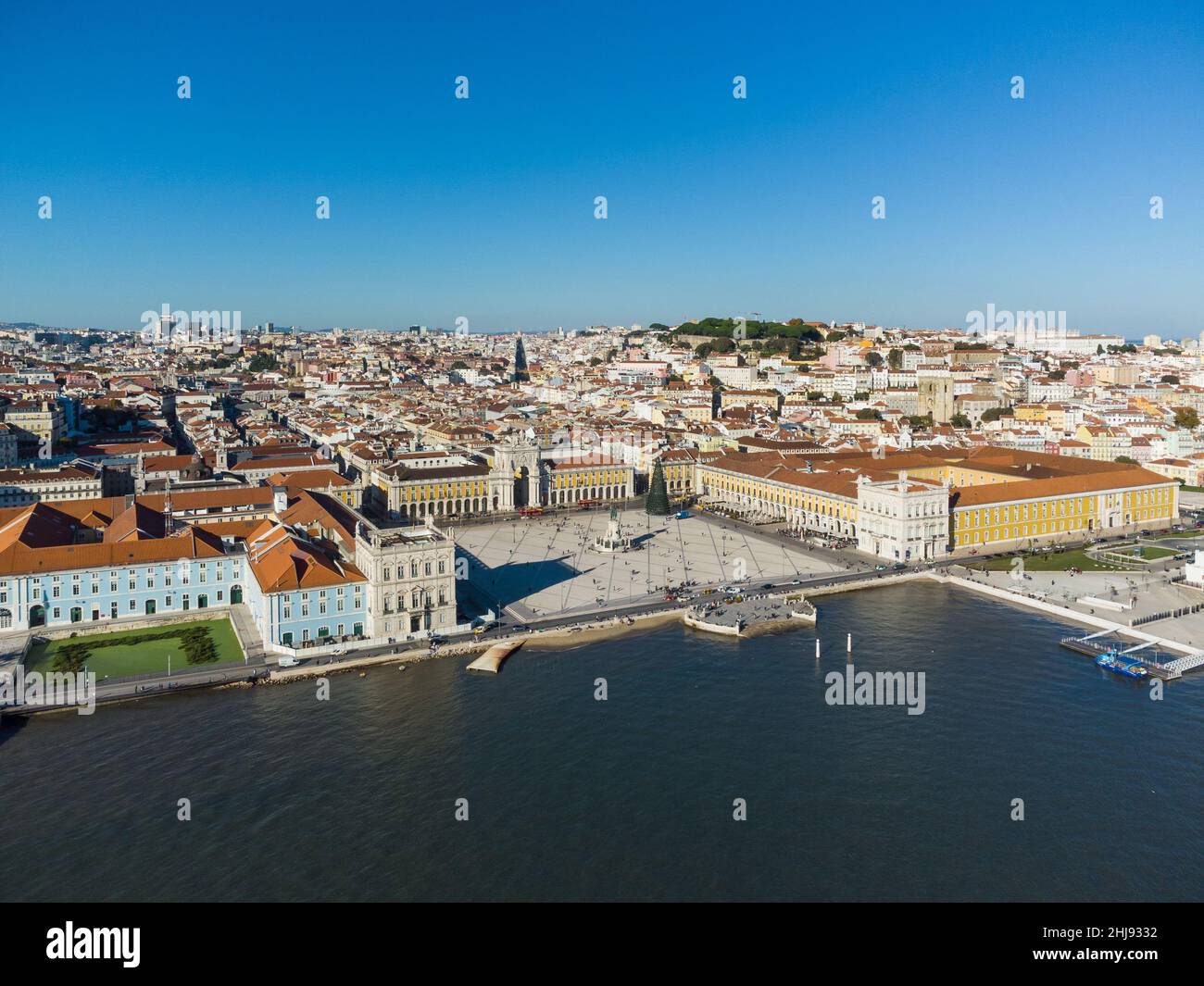 Vue aérienne de la célèbre place du Commerce, la Pracia do Comercio, le long du Tage dans le centre historique de Lisbonne au Portugal Banque D'Images