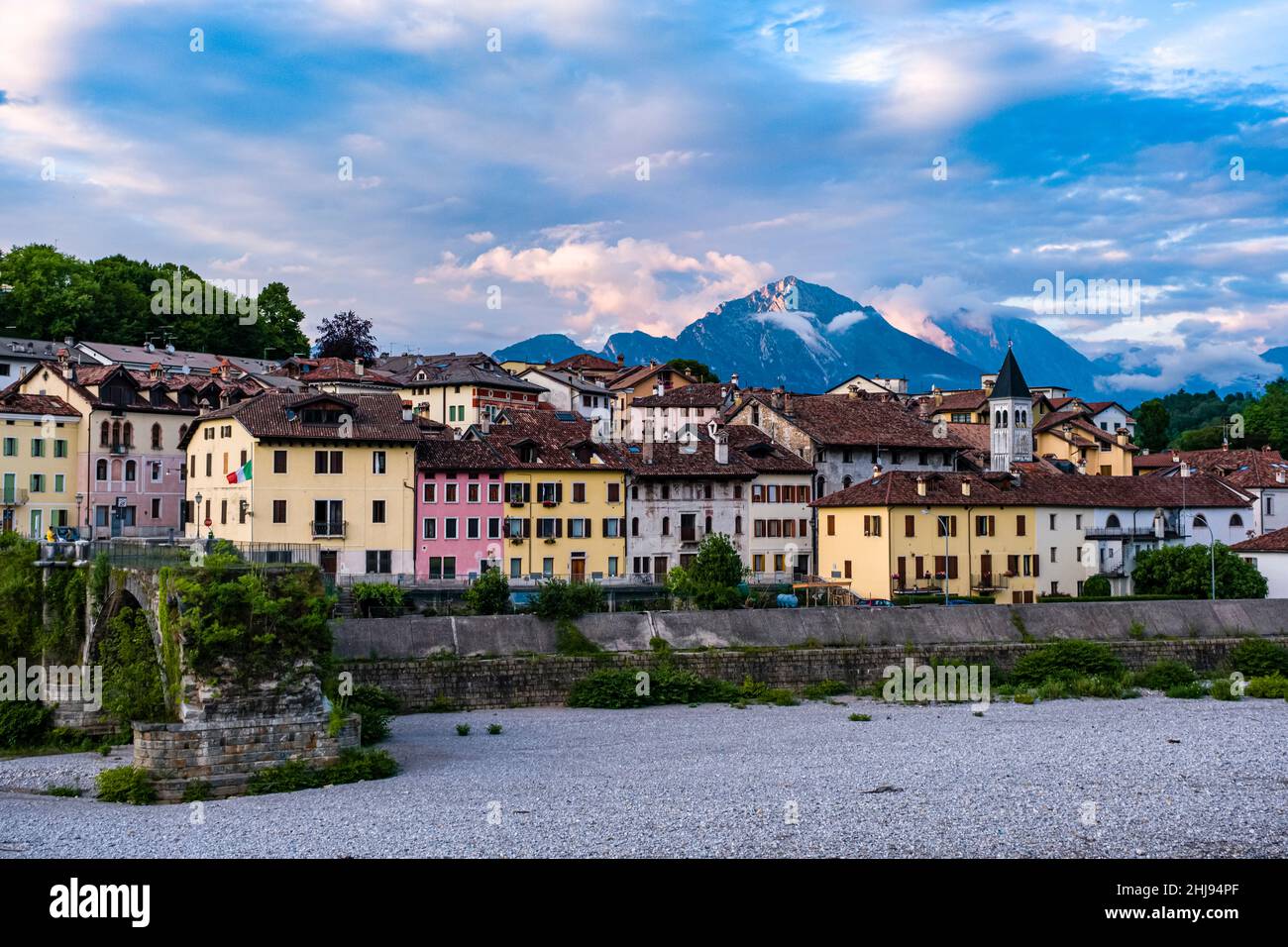 Vue sur les quartiers inférieurs de Belluno et les montagnes méridionales des Dolomites. Banque D'Images