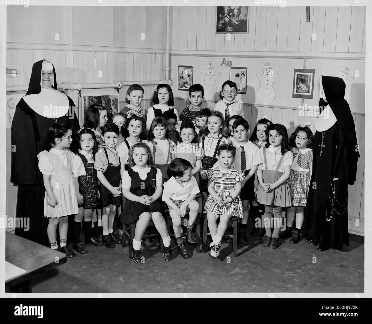 Classe maternelle, 1945, photo historique, garçons, filles,2 religieuses, vêtements à l'ancienne, St. Francis deSales School, Pennsylvanie, Philadelphie, PA Banque D'Images
