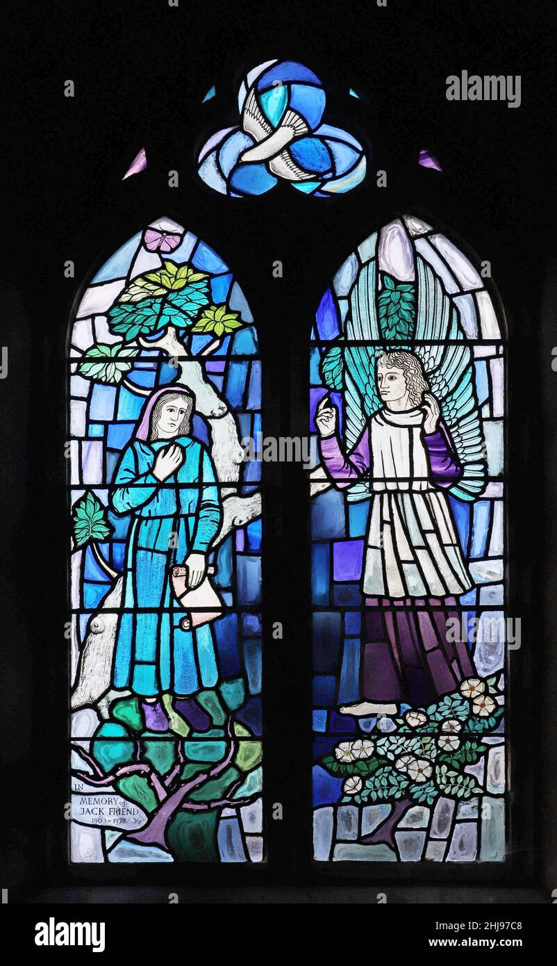 Un vitrail de Paul Quail représentant l'Annonciation, église St Mary, Old Hunstanton, Norfolk Banque D'Images