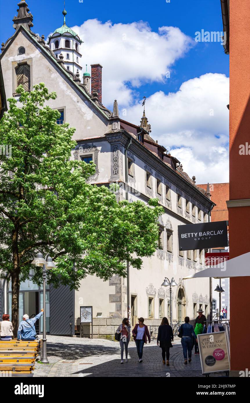Ravensburg, Bade-Wurtemberg, Allemagne: Scène urbaine de rue derrière le soi-disant Lederhaus, construit vers 1400 comme un marché pour les artisans locaux. Banque D'Images