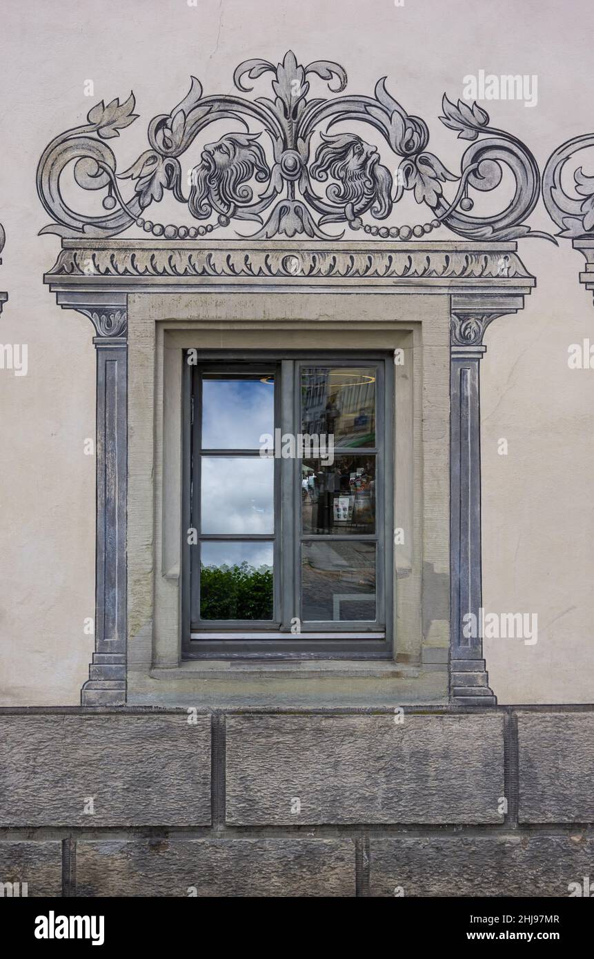 Fenêtre avec cadre de peinture de la Renaissance ornementale sur le soi-disant Lederhaus à partir d'environ 1400 à Ravensburg, Bade-Wurtemberg, Allemagne. Banque D'Images