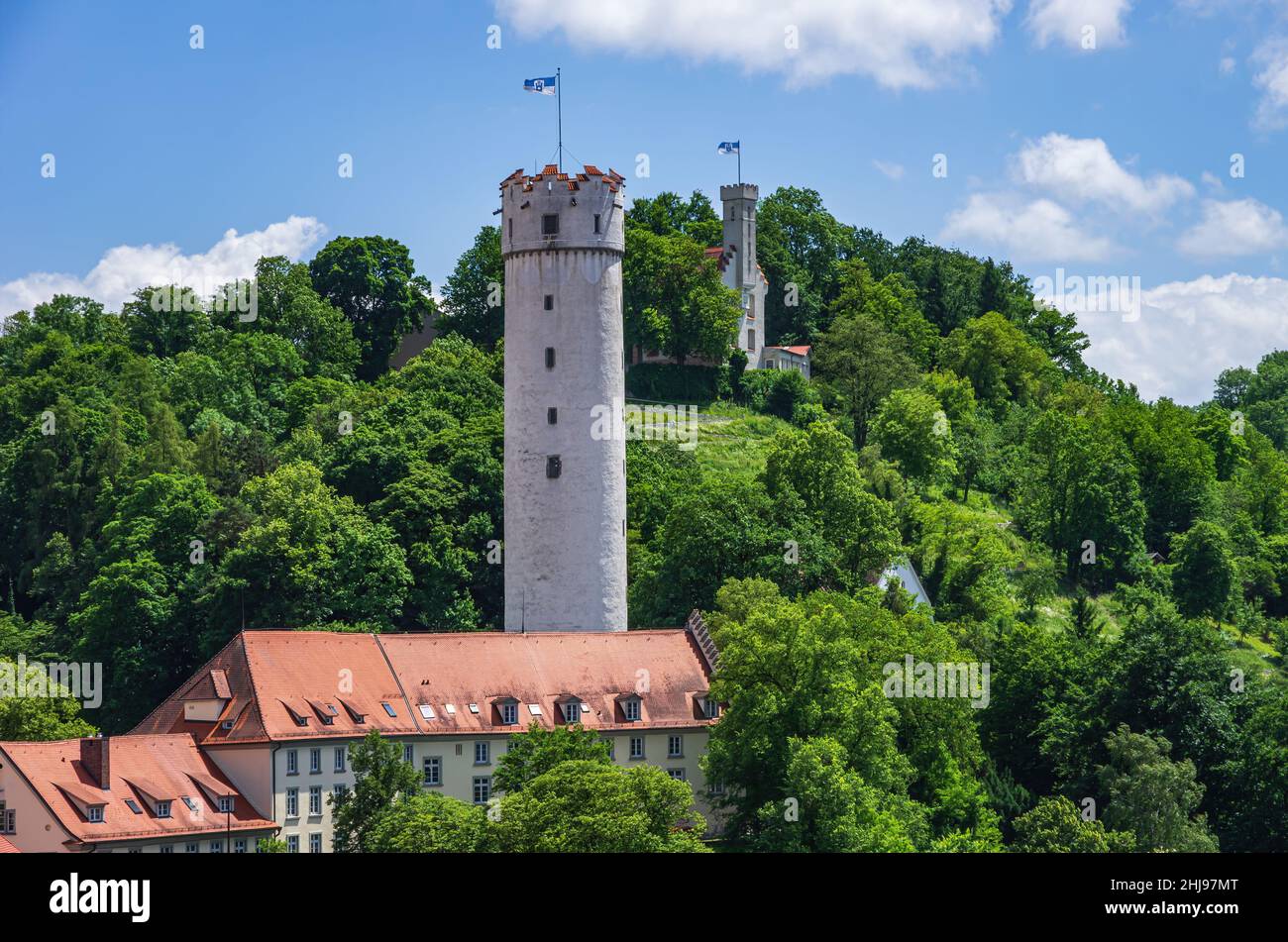 Ravensburg, Bade-Wurtemberg, Allemagne : vue depuis la tour Blaser sur les toits de la ville jusqu'à la tour Mehlsack et le château de Vitus. Banque D'Images