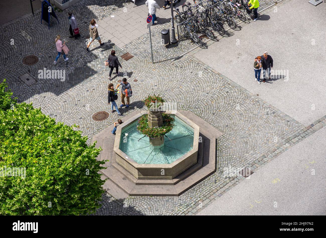 Ravensburg, Bade-Wurtemberg, Allemagne: Scène urbaine de rue autour de la fontaine sur Marienplatz, vue vers le bas de la tour Blaser, 7 juin 2017. Banque D'Images