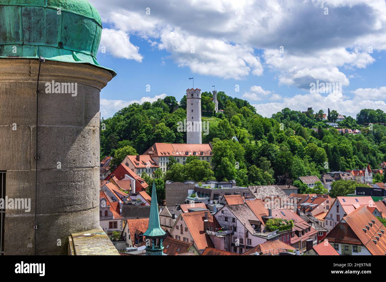 Ravensburg, Bade-Wurtemberg, Allemagne : vue depuis la tour Blaser sur les toits de la ville jusqu'à la tour Mehlsack et le château de Vitus. Banque D'Images