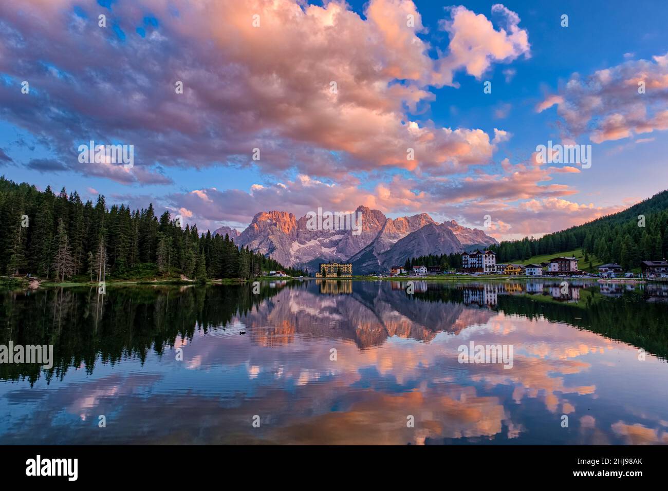 Lac et ville Misurina, Lago di Misurina, avec la montagne Punta Sorabiss reflétant dans l'eau, l'istituto Pio XII à la fin du lac, coucher de soleil. Banque D'Images