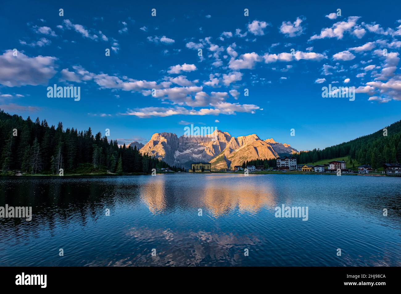 Lac et ville Misurina, Lago di Misurina, avec la montagne Punta Sorabiss reflétant dans l'eau, l'istituto Pio XII à la fin du lac, lever du soleil. Banque D'Images