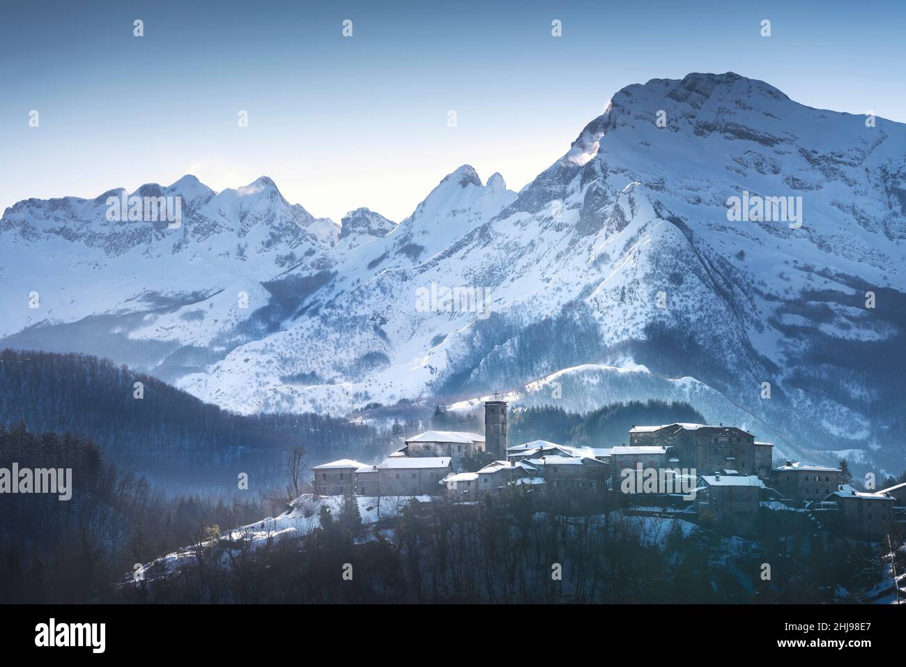 Village enneigé et montagnes des Alpes Apuanes en hiver. Nicciano, Garfagnana, Toscane, Italie, Europe Banque D'Images
