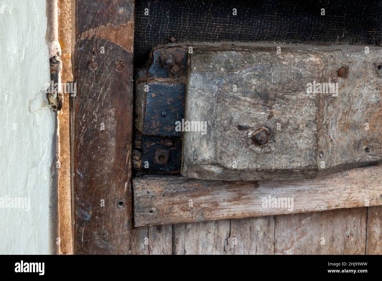 Ancienne serrure de porte d'église en bois lourd Banque D'Images