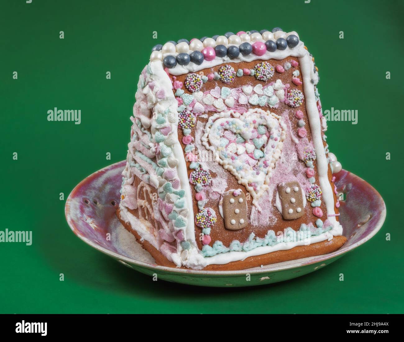 Maison de pain au gingembre traditionnel sur une assiette Banque D'Images