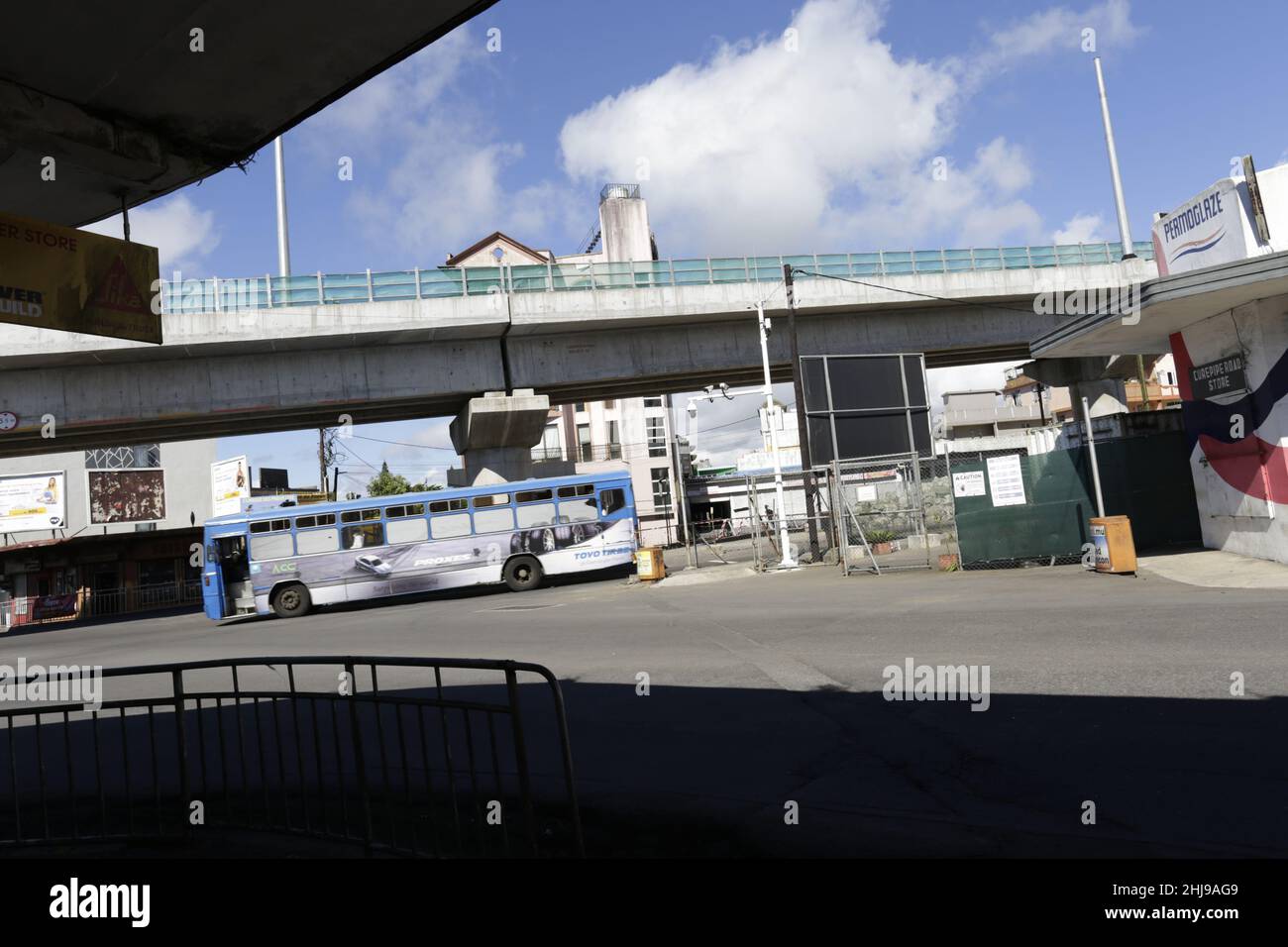 Curepipe – l'avenue Sivananda est fermée (sauf aux résidents) entre la jonction du A10 et du chemin Royal et la jonction de l'avenue Sivananda Banque D'Images