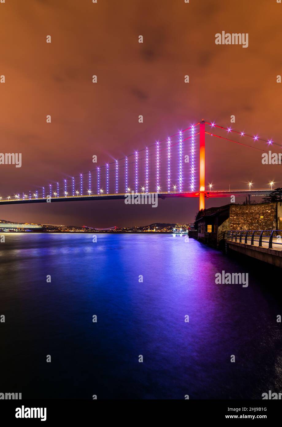 ISTANBUL, TURQUIE.Pont du Bosphore d'Istanbul (15 juillet Pont des Martyrs.Turc : 15 Temmuz Sehitler Koprusu).Magnifique coucher de soleil à Istanbul. Banque D'Images