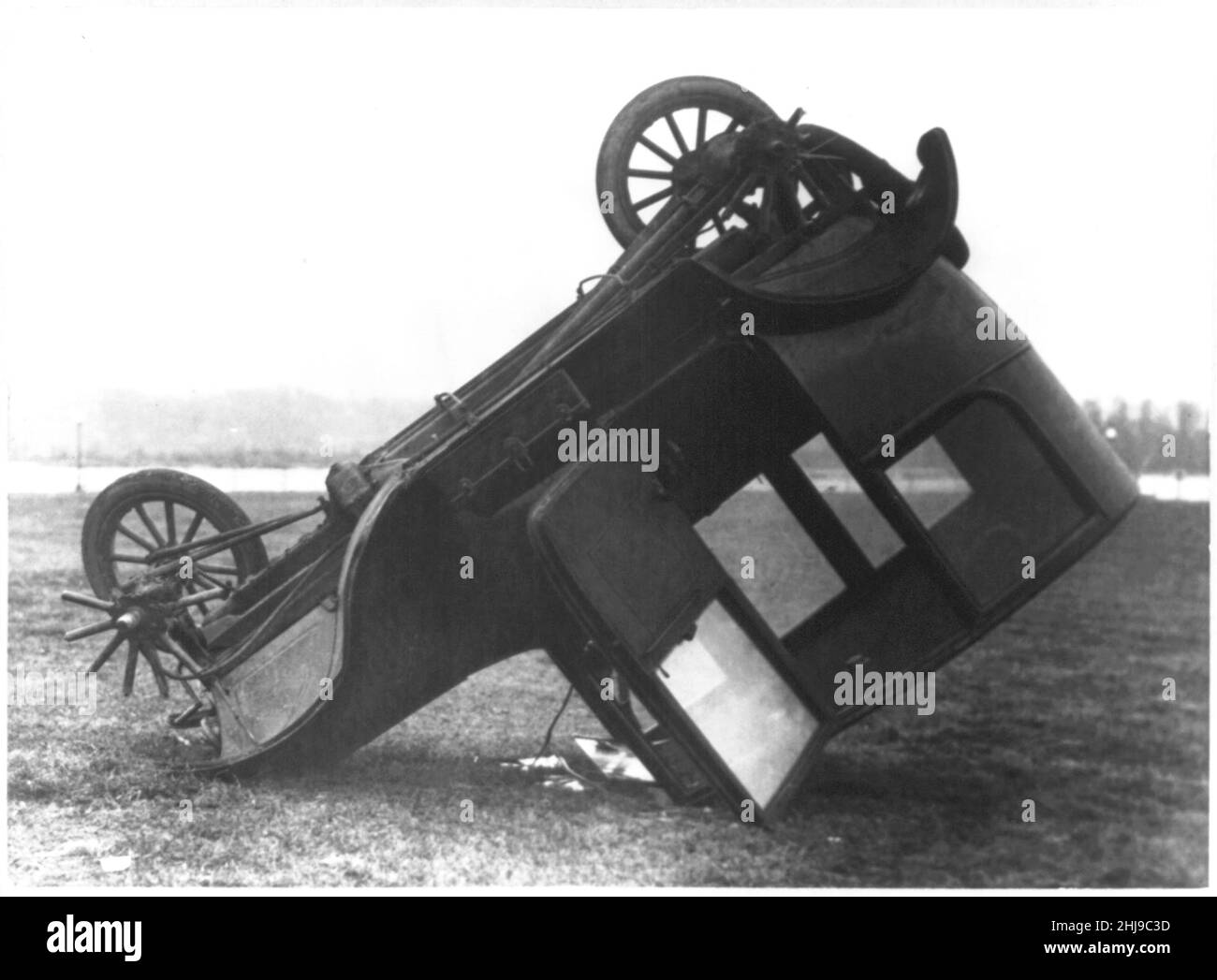 La voiture tourne une tortue blessant trois personnes - 1922 Banque D'Images